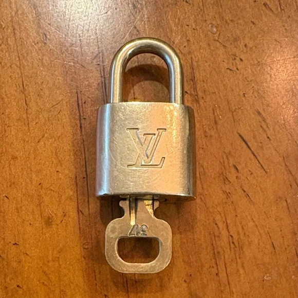 Louis Vuitton Luxurious Gold Lock - Picture 2 of 3
